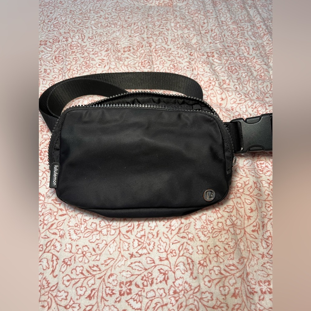 Lululemon belt bag black 1L